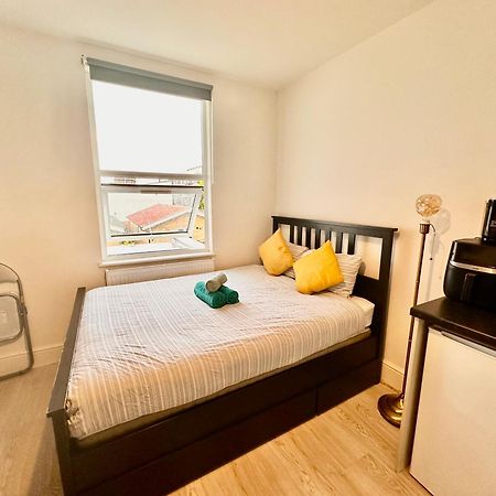 Lovely Self Contained Studio Now Available 런던 외부 사진