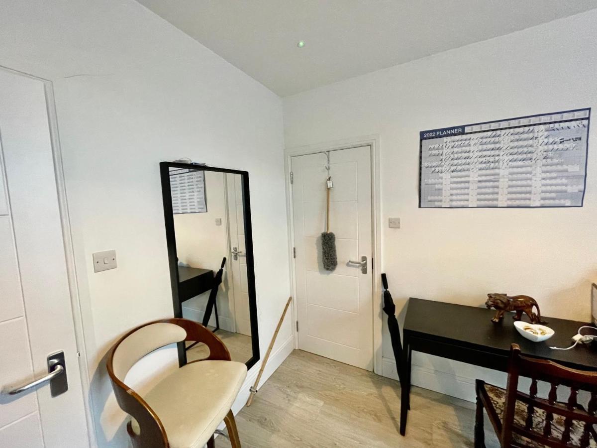 Lovely Self Contained Studio Now Available 런던 외부 사진