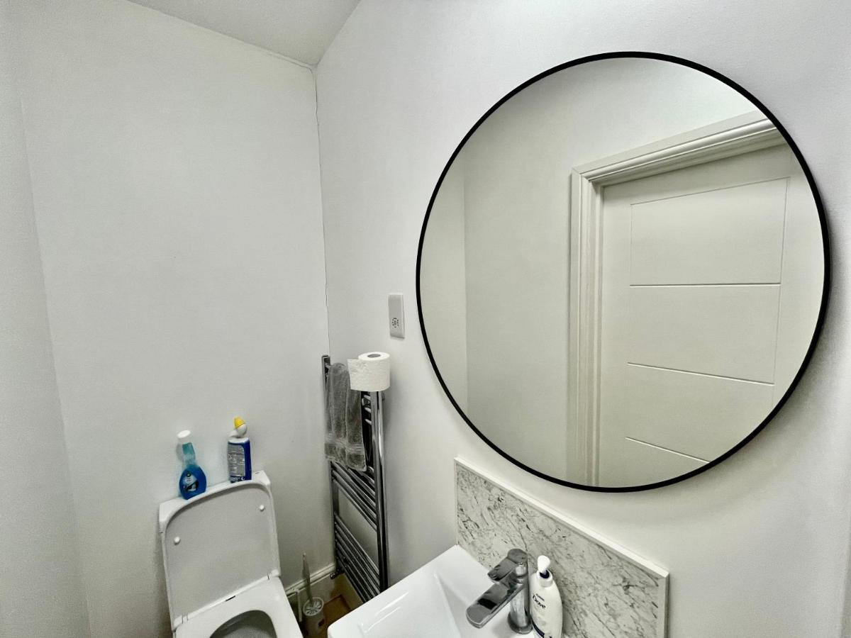 Lovely Self Contained Studio Now Available 런던 외부 사진