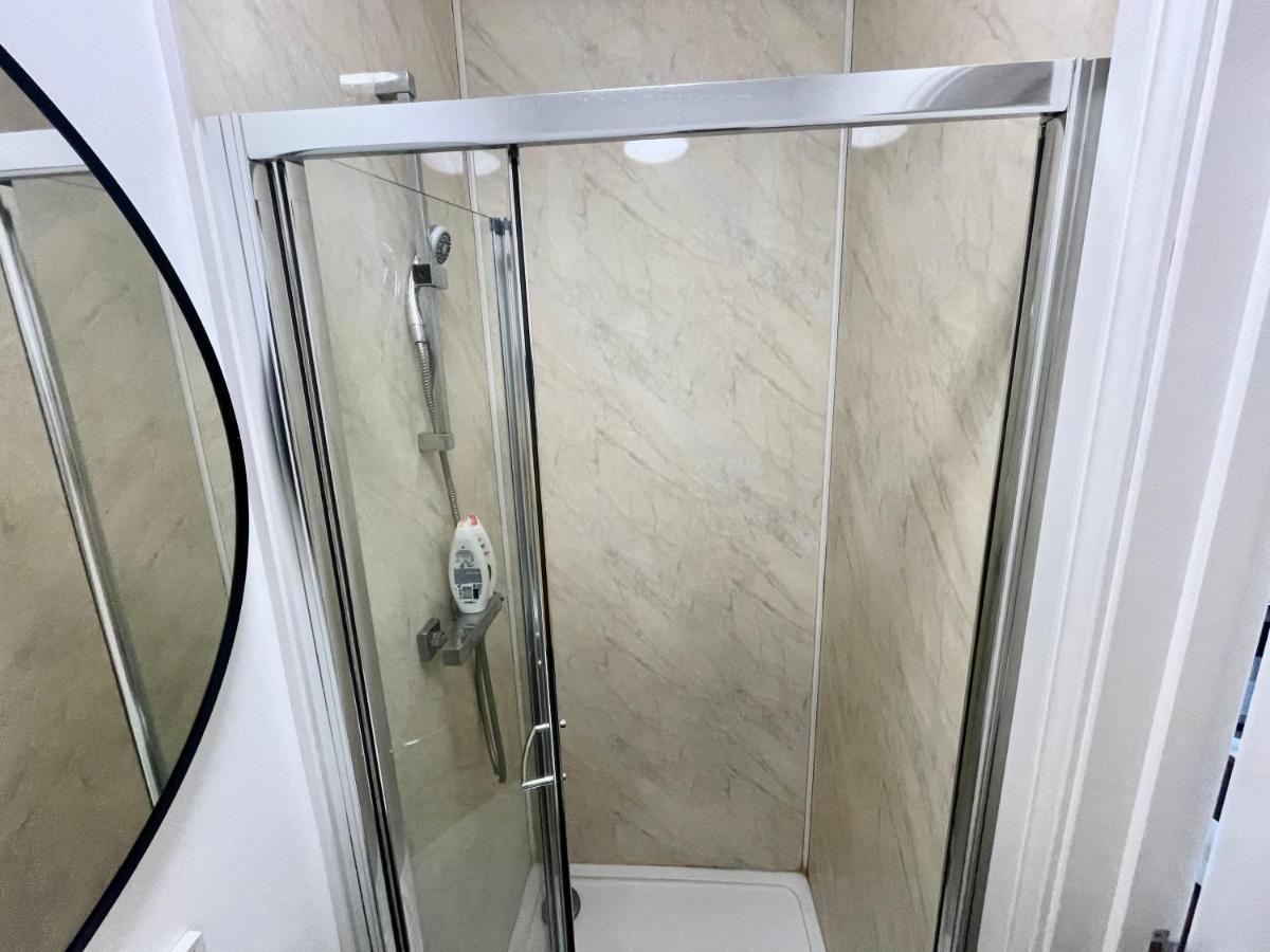 Lovely Self Contained Studio Now Available 런던 외부 사진