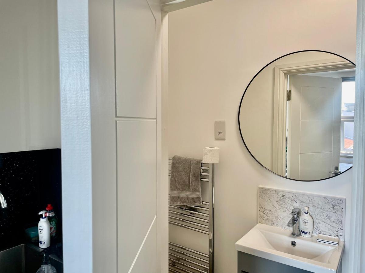 Lovely Self Contained Studio Now Available 런던 외부 사진