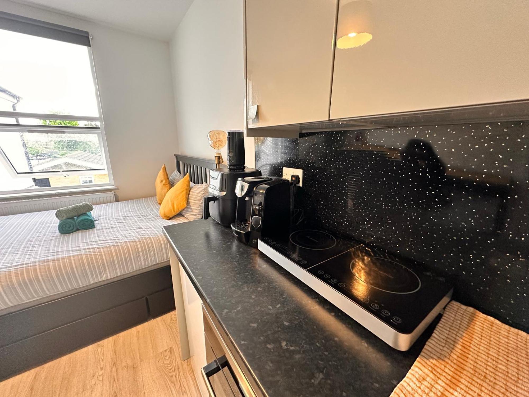 Lovely Self Contained Studio Now Available 런던 외부 사진